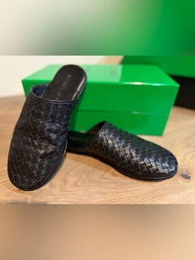 Bottega Veneta Women’s Black Intrecciato Leather Slipper 8.5B